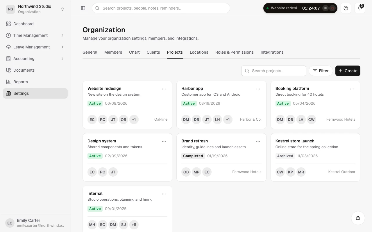 Vaia projects with their clients, status, and assigned team members.